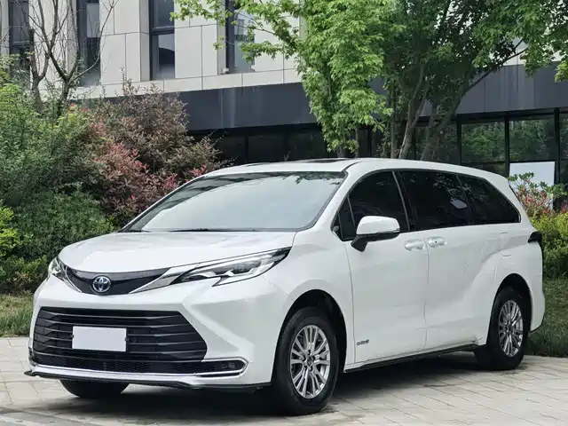Toyota Sienna Sienna 2023 2.5l Hybrid Comfort Edition — фото