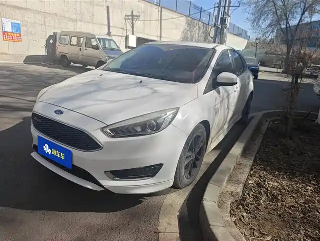 Ford Fox Focus 2015 Hatchback Ecoboost 180 Automatic Elite — фото