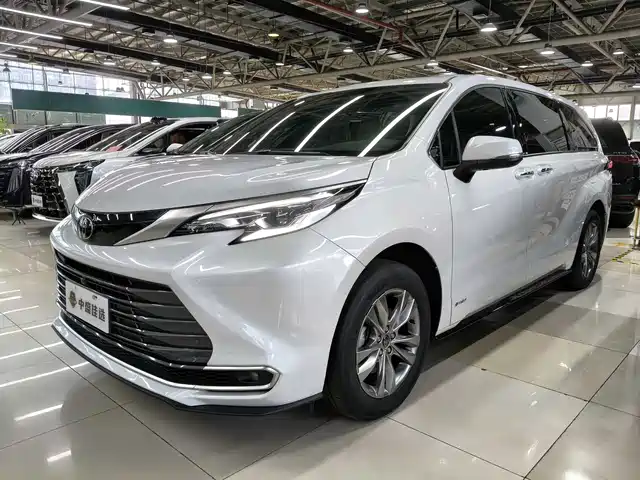 Toyota Sienna Sienna 2024 2.5l Hybrid Four-Wheel Drive Premium Version — фото