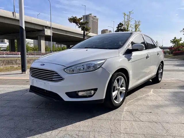 Ford Fox Focus 2015 Sedan 1.6l Automatic Comfort Type — фото