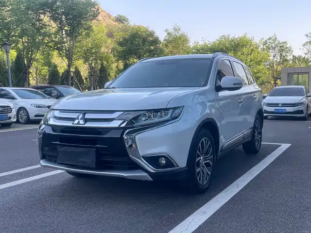 Mitsubishi Outlander Outlander 2018 2.4l Four-Wheel Drive Luxury Version 7 Seats — фото