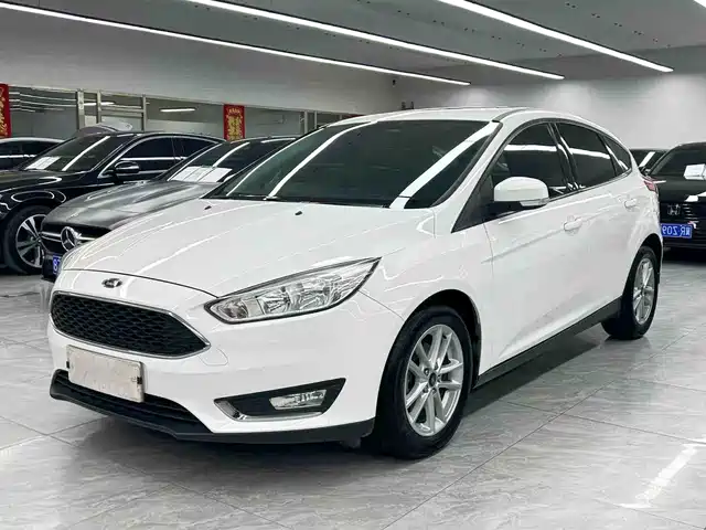 Ford Fox Focus 2017 Hatchback Ecoboost 125 Automatic Super Stylish Smart Mobility Version — фото