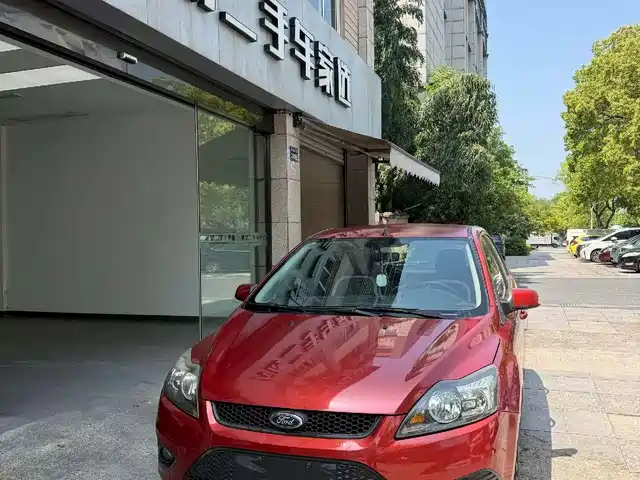 Ford Fox Focus 2013 Hatchback Classic 1.8l Automatic Basic Model — фото