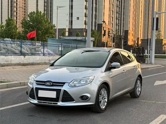 Ford Fox Focus 2012 Hatchback 1.6l Automatic Comfort Type — фото