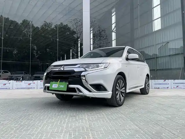 Mitsubishi Outlander Outlander 2021 Facelift 2.0l 2wd Smooth Version 5 Seats — фото