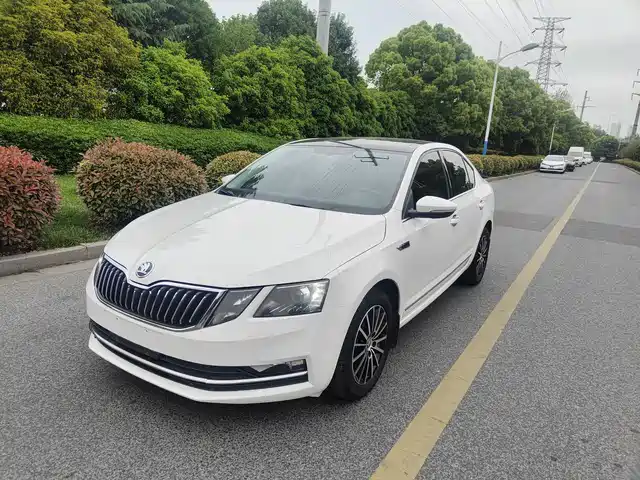 Skoda Octavia Octavia 2020 1.5l Automatic Smart Travel Deluxe Edition