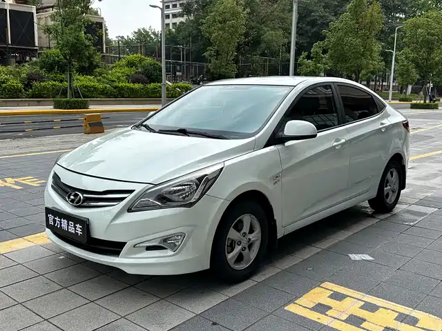 Hyundai Reina Rena 2016 1.4l Automatic Intelligent Gls — фото