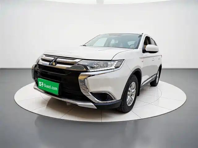 Mitsubishi Outlander Outlander 2018 2.0L 2WD Fashion Edition 5 seats — фото