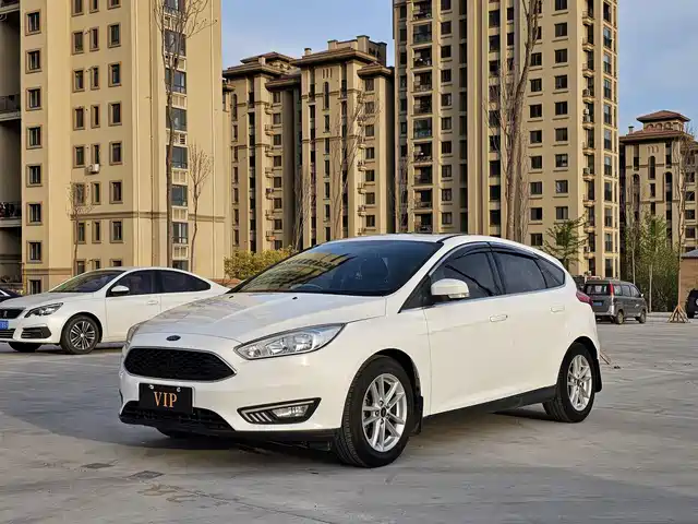 Ford Fox Focus 2015 Hatchback Ecoboost 180 Automatic Elite — фото