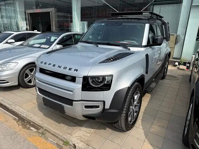 Land Rover Land Rover Defender Land Rover Defender 2020 110 P400 First Matte Silver Special Package Version