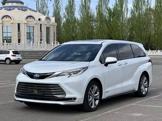 Toyota Sienna Sienna 2023 2.5l Hybrid Premium Edition — фото