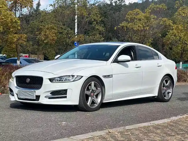 Jaguar Jaguar XE Jaguar Xe 2015 2.0t 200ps R-Sport — фото