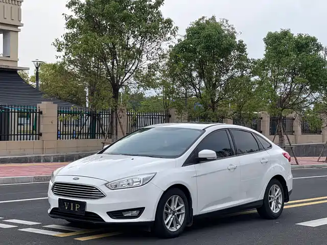 Ford Fox Focus 2018 Sedan Classic Ecoboost 125 Automatic Super Stylish Smart Mobility Version