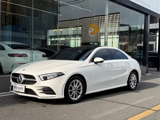 Mercedes-Benz Mercedes Benz A Class Mercedes-Benz A-Class 2021 A 200 L Sports Sedan Fashionable — фото