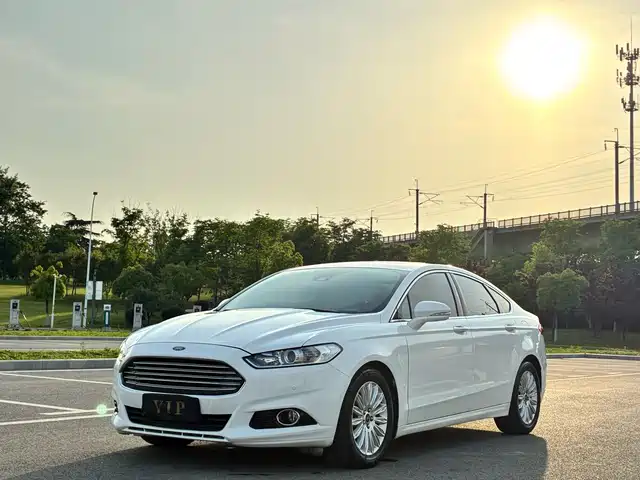 Ford Mondeo Mondeo 2013 2.0l Gtdi200 Fashion Model — фото
