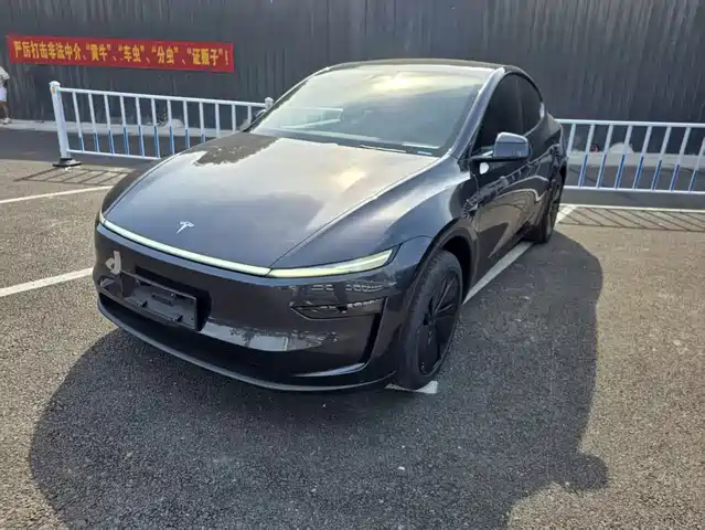Tesla Model Y Model Y 2026 long-range all-wheel drive version