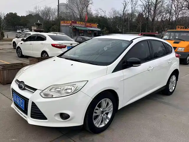 Ford Fox Focus 2012 Hatchback 1.6l Manual Comfort Type — фото