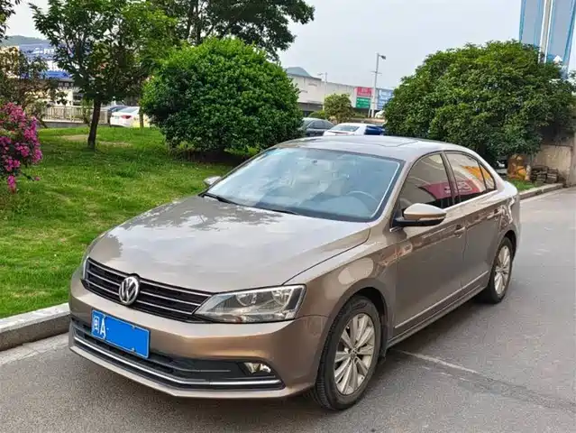 Volkswagen Sagitar Sagitar 2015 1.6l Automatic Comfort Model — фото