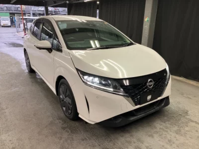 Nissan NOTE 2021 г., 1200 куб. см. Цена в РФ с ПТС 1 211 305 руб. — фото