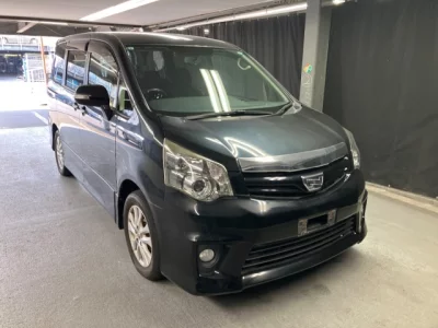 Toyota NOAH — фото