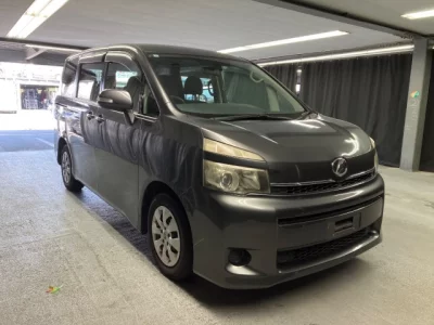 Toyota VOXY — фото