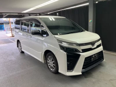Toyota VOXY — фото