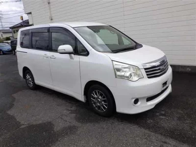 Toyota NOAH — фото