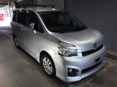 Toyota VOXY — фото