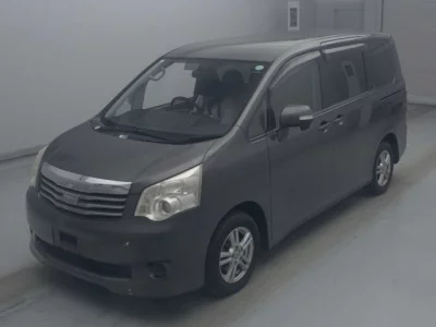 Toyota NOAH — фото