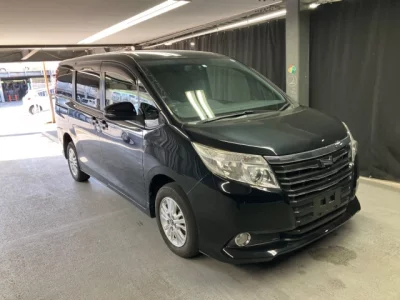 Toyota Noah — фото