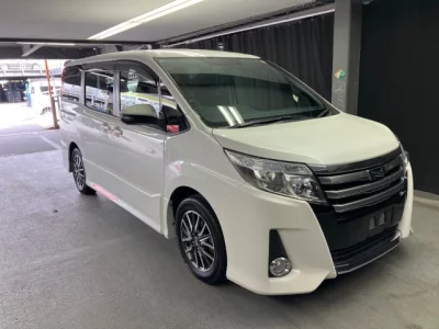 Toyota Noah — фото