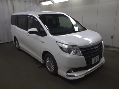 Toyota Noah — фото