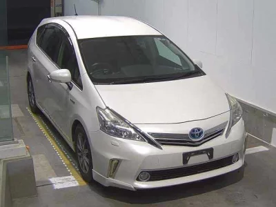 Toyota Prius Alpha — фото