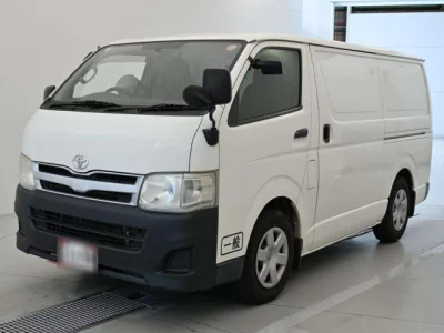 Toyota HiAce Van — фото