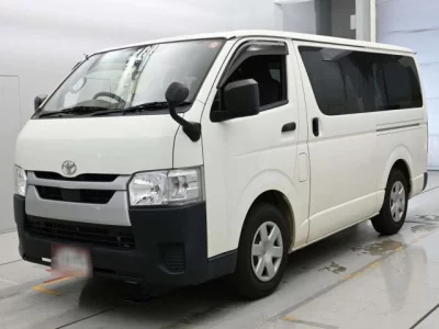 Toyota HiAce Van — фото