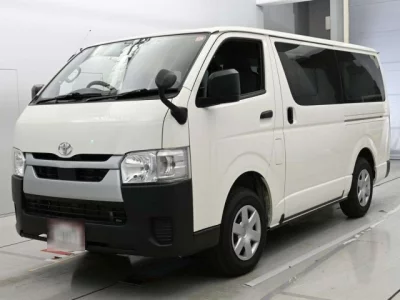 Toyota HiAce Van — фото