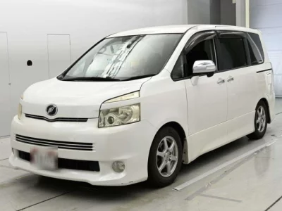 Toyota Voxy — фото