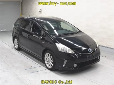 Toyota Prius Alpha — фото