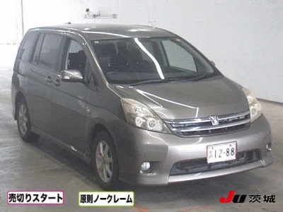 Toyota Isis — фото