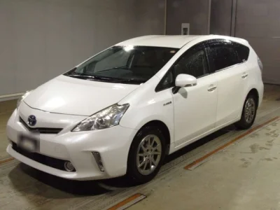 Toyota Prius Alpha — фото