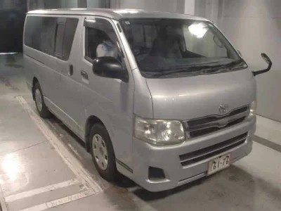Toyota HiAce Van — фото