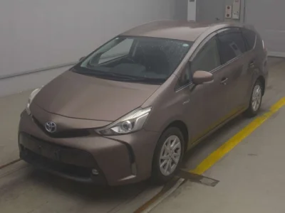 Toyota Prius Alpha — фото