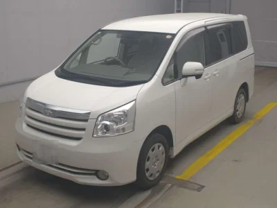 Toyota Noah — фото