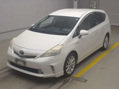 Toyota Prius Alpha — фото