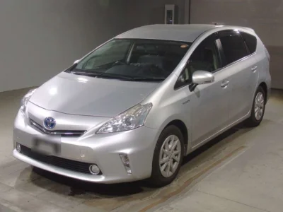 Toyota Prius Alpha — фото