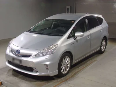 Toyota Prius Alpha — фото