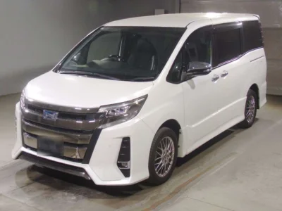 Toyota Noah — фото
