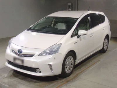 Toyota Prius Alpha — фото