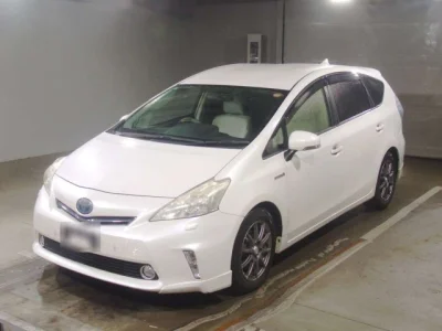 Toyota Prius Alpha — фото