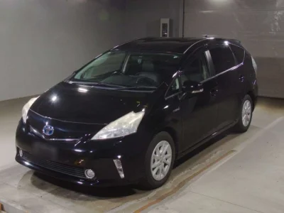 Toyota Prius Alpha — фото